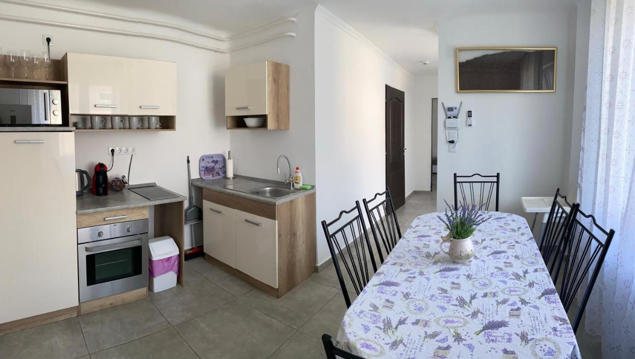 Lavender Garden Apartment Дебрецен Екстериор снимка